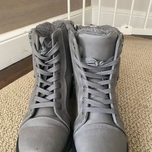 winter boots for women Size 6 USA 37 it has been used 3 times only.